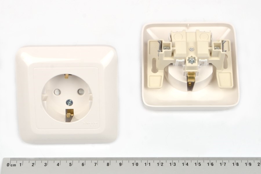 РЕС-1 2P+Е 16A 250V IP20 розетка встраиваемая одинарная