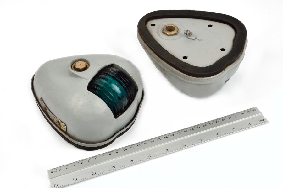 370В фонарь сигнально-отличительный бортовой правый  370В фонарь сигнально-отличительный бортовой правый