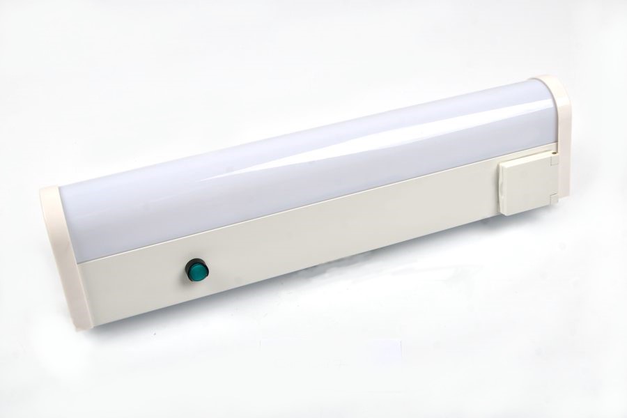 FLM17-F 20W 230VAC G13 IP44 (выкл+розетка) АМЭО светильник люминесцентный призеркальный