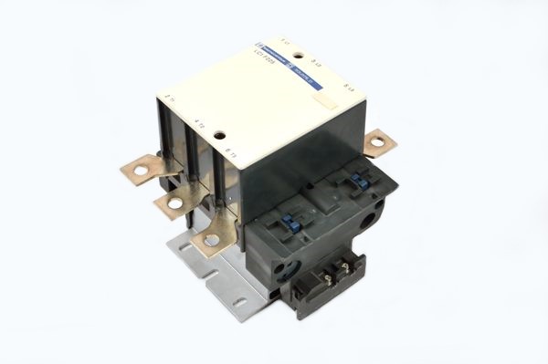 LC1-F225 225A 220VAC 40-400Hz 110kW 690V 3P TeSys Schneider Electric контактор