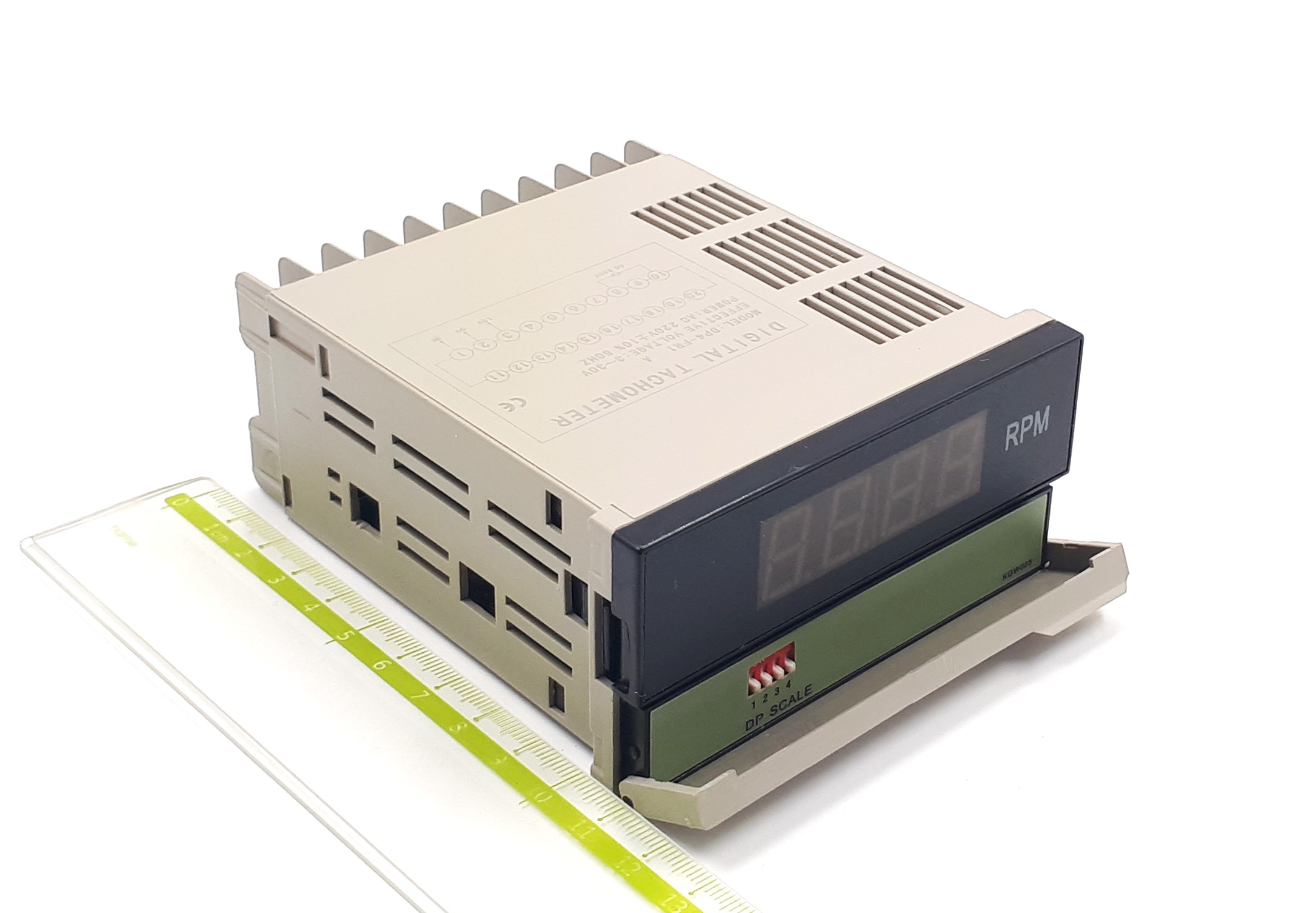 DP4-FR1 0-9999rpm 220V/50Hz Toky тахометр электронный