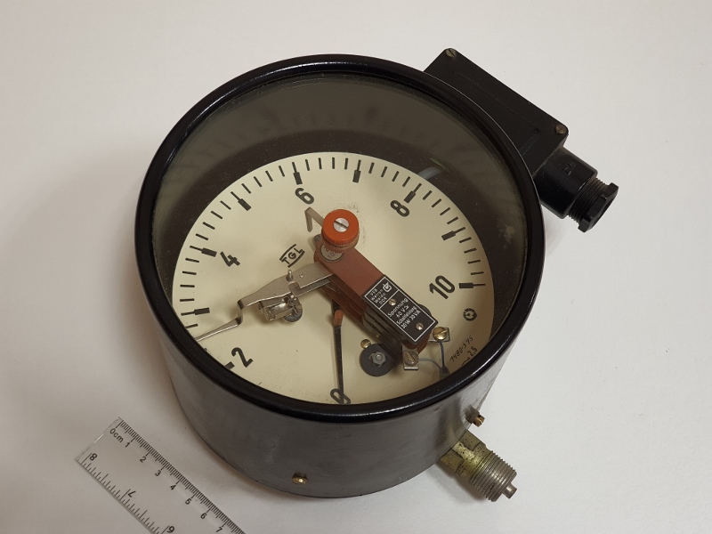 1BM20/2160 2/Z101-1 0-10kp/cm2 60V AC/DC VEB Reglerwerk манометр электроконтактный