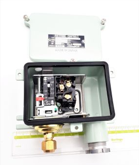 SNS-C102W -20cmHg-2kgf/cm2(-0,2-2kg) diff.0,25-1,5kgf/cm2 G1/4R Saginomiya датчик реле давления